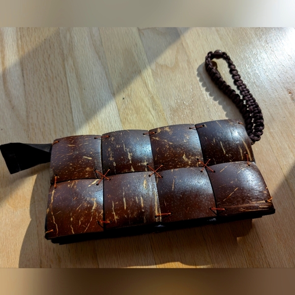 Hot Tropic Coconut Shell Hand Purse Wristlet - Picture 1 of 3